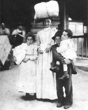 本世纪最初的十年,移民潮水般地涌入美国